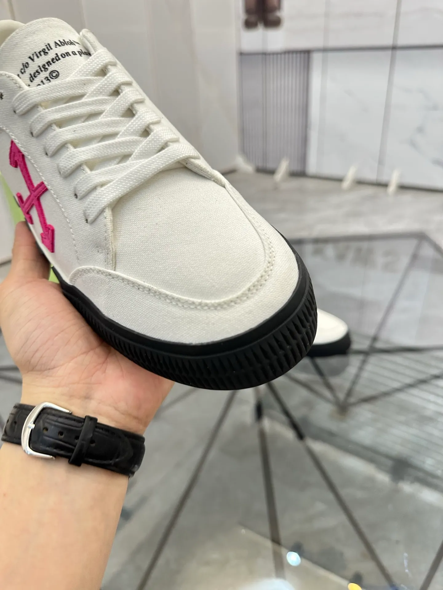 Selling men's shoes 💰: 💰P440¥ Product trademark: OFF WHITE *"OFF WHITE*" low-top casual shoes Regular size: 35-45 (can be customized to 46) Couple style Product materials: original material from the upper counter, breathable lining, original outsole. No.: H203